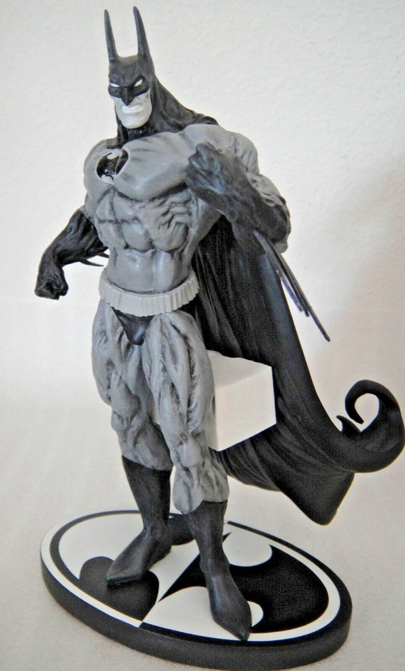 DC DIRECT BATMAN BLACK and WHITE 1st Edition SIMON BISLEY STATUE Maquette - Image 3 of 4