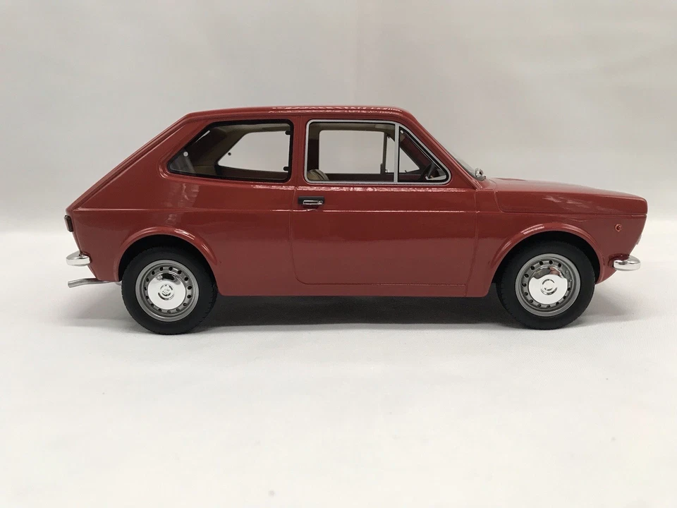 Fiat 127 prima serie 1972, Rosso 3 porte 1:18 - Laudoracing - Immagine 3 di 4