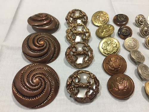 LOT OF 34 VINTAGE PLASTIC GOLD, SILVER AND BRONZE BUTTONS SOME SHANK & RECLAIMED - Picture 2 of 8