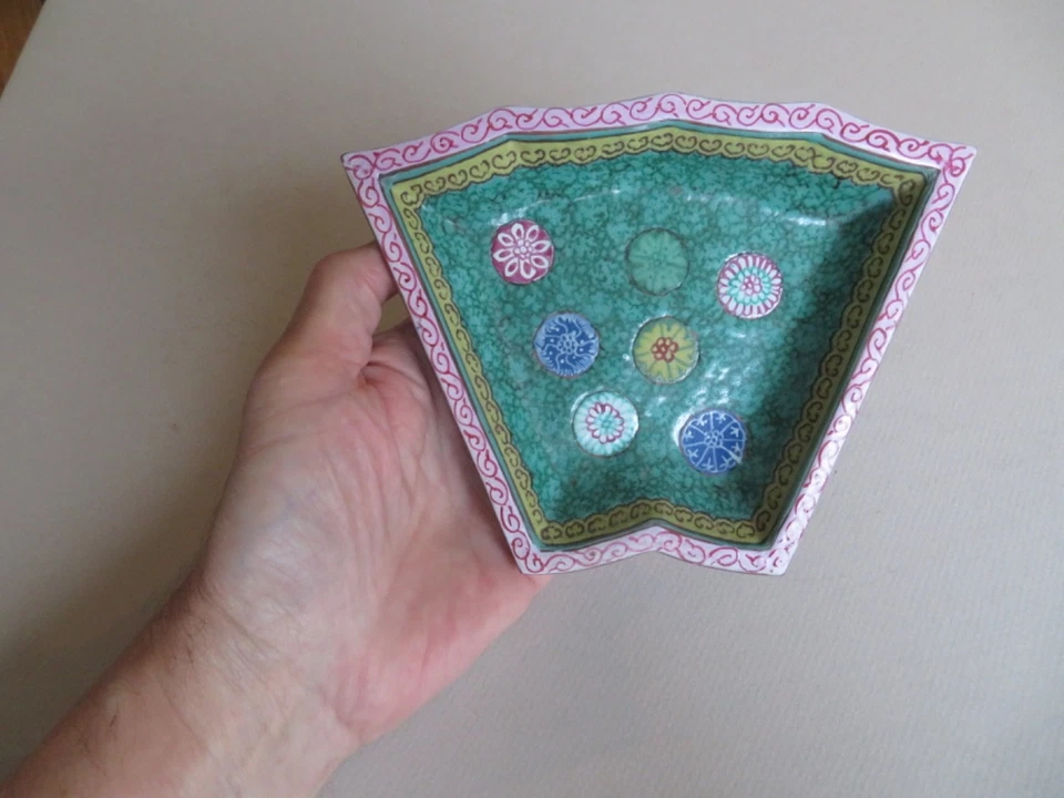 4 PLATOS CHINOS ESMALTADOS EN FORMA DE YIXING ZISHA YI XING, REDONDELES --- SIGLO XIX Foto 4 de 4