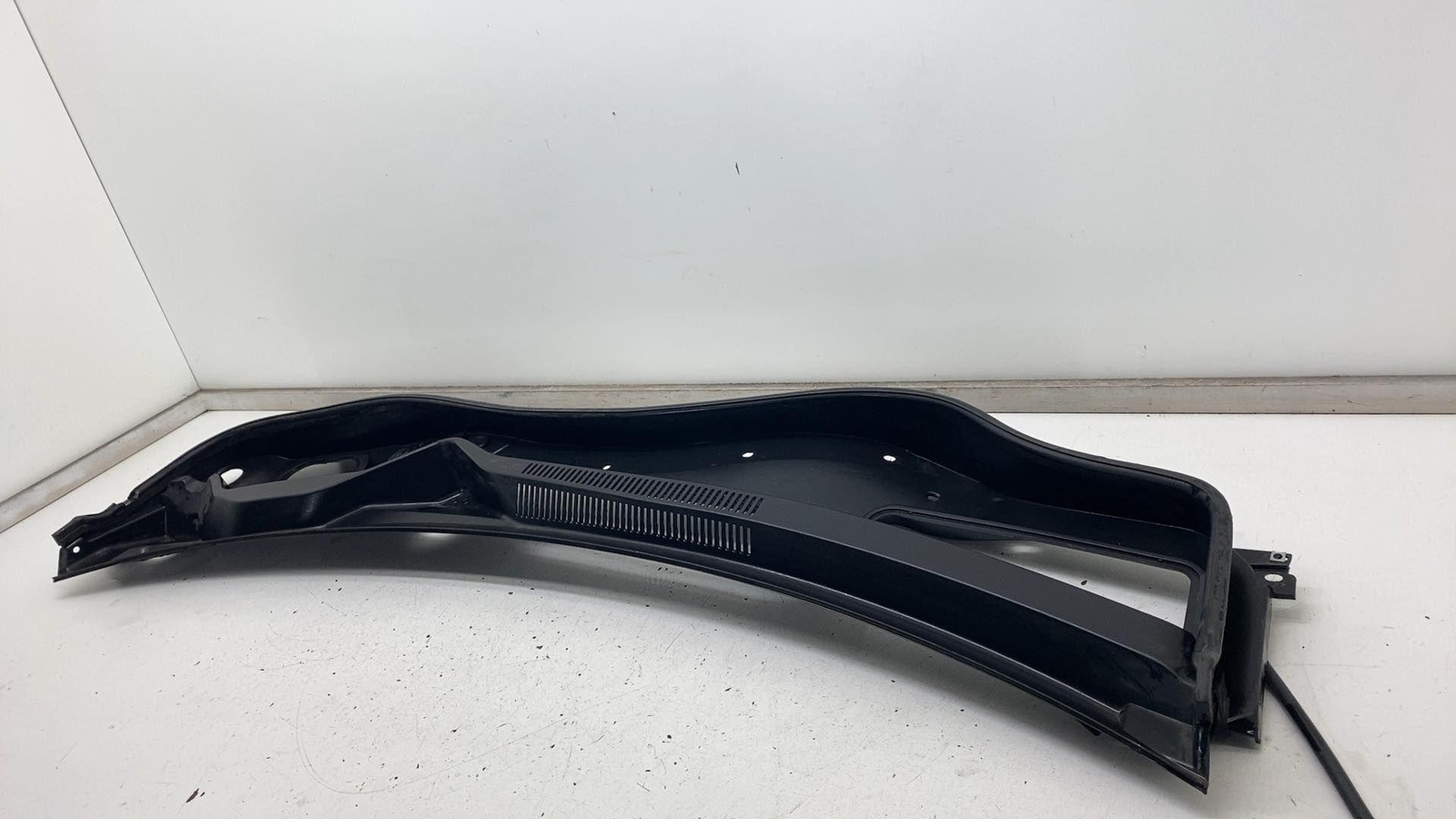 ⭕ 2017-2022 Maserati Levante Front Windshield Cowl Vent Trim Panel 670040250