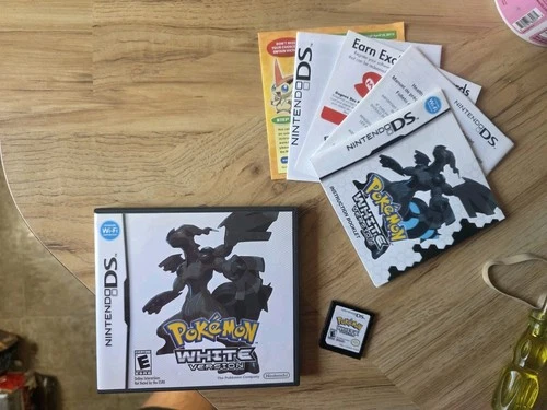 Pokemon White Version (Nintendo DS, 2011). Complete.  Authentic.  Rare