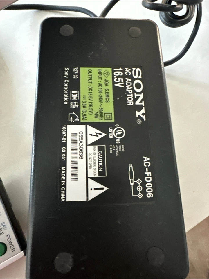 Sony LCD WEGA KLV-S15G10 15" 480i EDTV LCD Television - Retro Gaming - Image 2 of 4