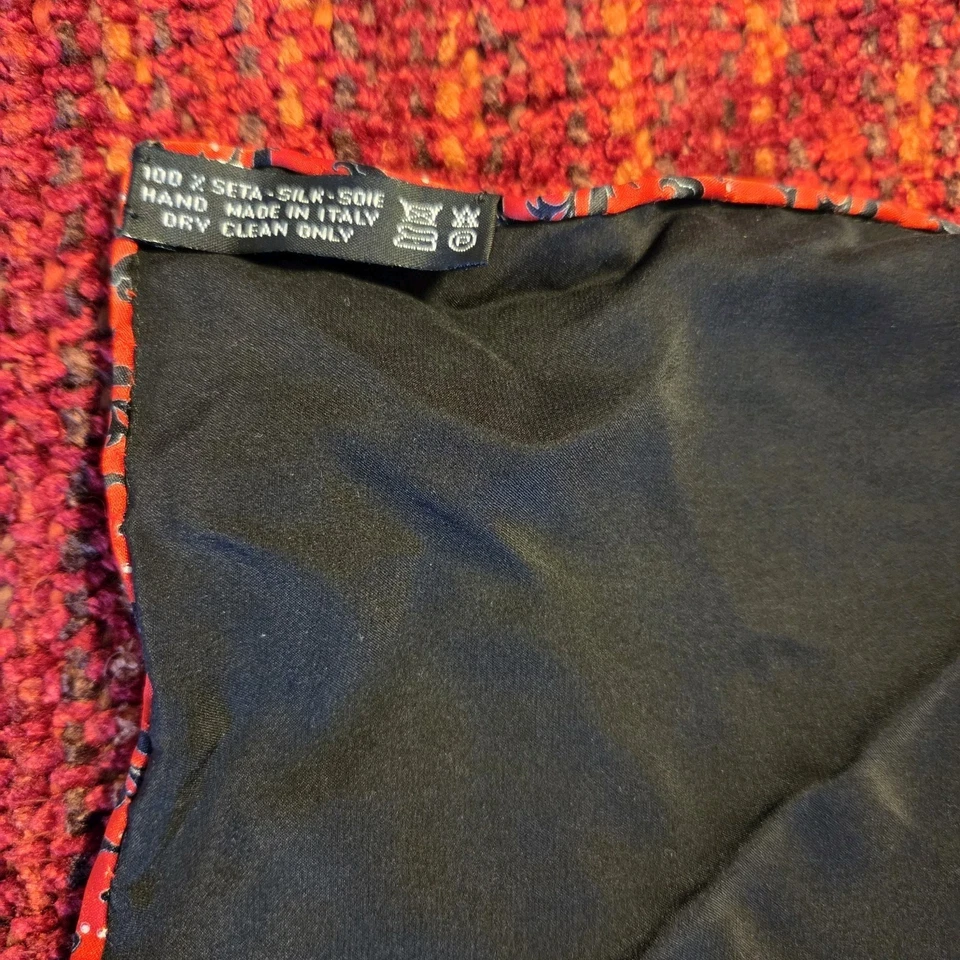 Cuadrado de bolsillo de seda italiano hecho a mano negro rojo borde de cachemira 12x12 enrollado a mano Foto 4 de 4