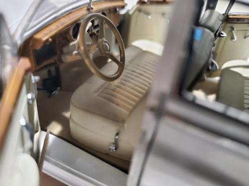 Franklin Mint 1955 Rolls-Royce Silver Cloud I Limited 1:24 Scale Diecast Car - Picture 15 of 16