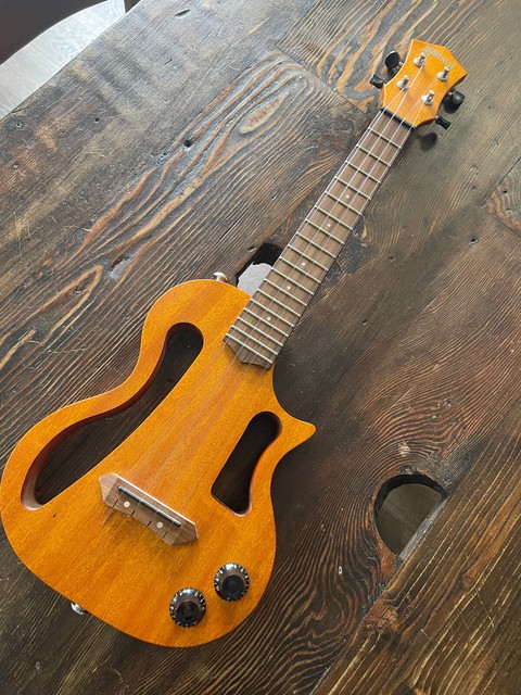 MAHALO Electric Ukulele EUK-200 w/ Case Cables Strings Tuners MAHALO Electric Ukulele EUK-200 w/ Case Cables Strings Tuners