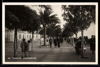 AK Taranto, Lungomare con persone che passeggiano tra le palme lungo la strada 