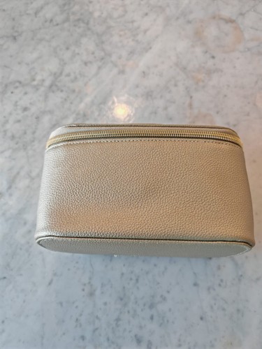 EMIRATES BVLGARI Le GEMME OROM WOMEN'S FIRST CLASS AMENITY KIT, PAJAMAS + MORE - Picture 6 of 10