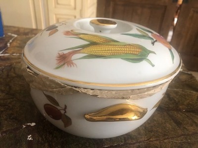 Royal Worcester Evesham Gold Round Covered Casserole. Size 7