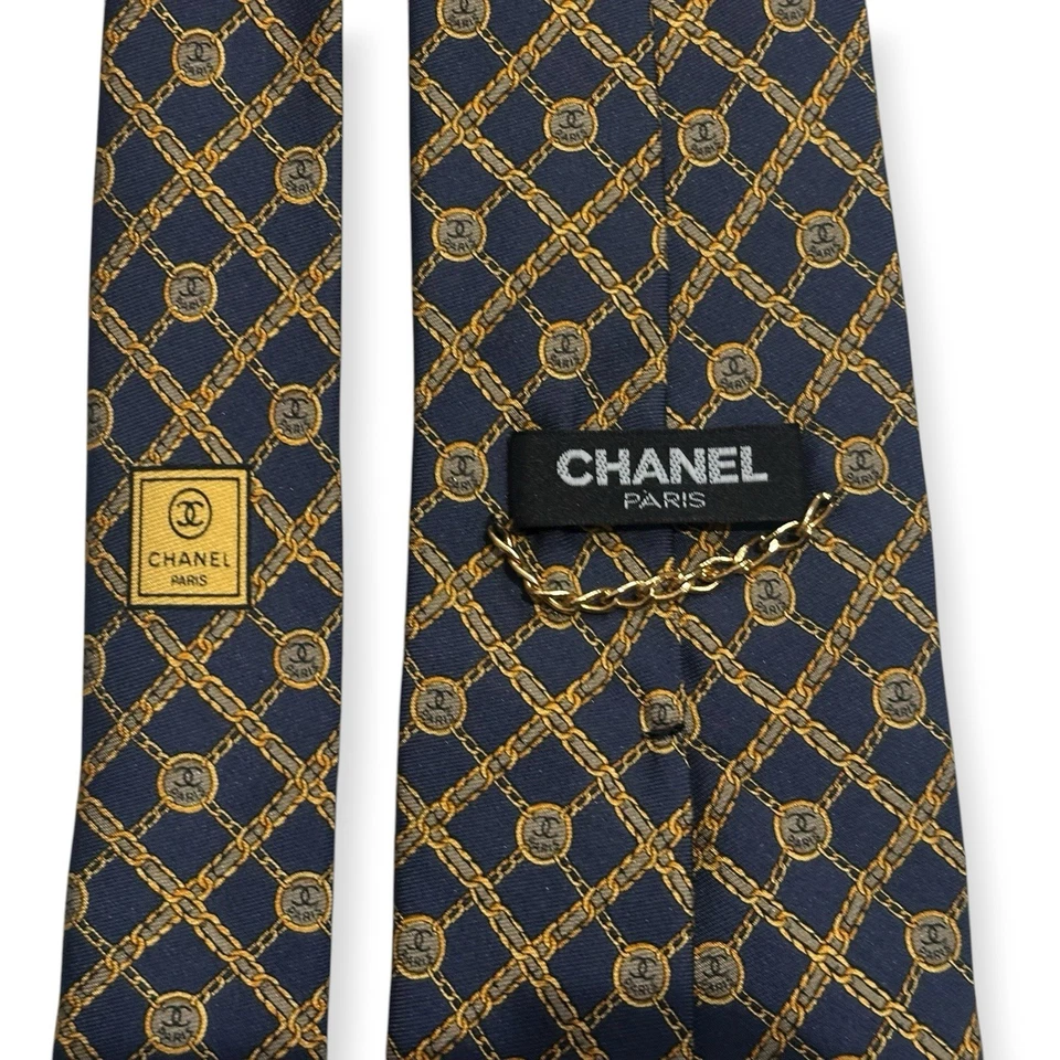 Corbata de Seda CHANEL Azul Marino Oro Cadena Rejilla Logo Patrón Hecho en Italia 9,5 cm Excelente Foto 2 de 4
