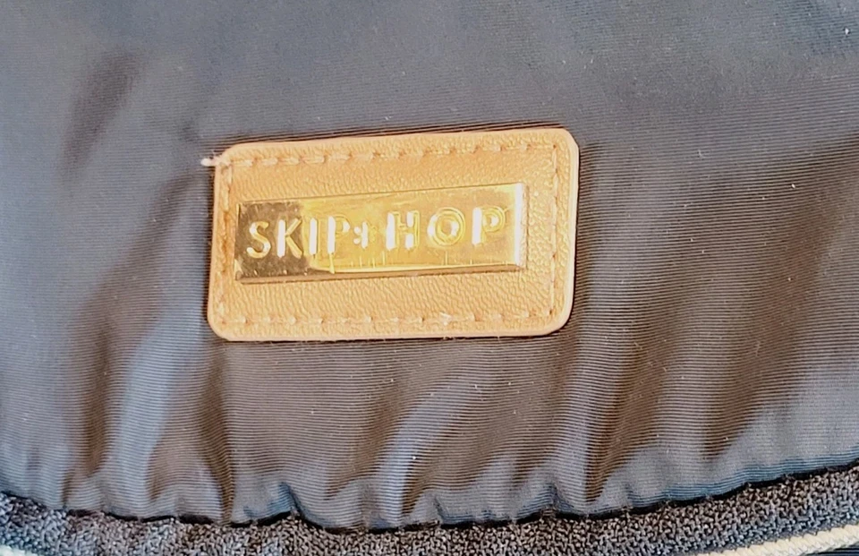 Bolsa de pañales Skip Hop curva detalles azules y marrones dorados con correas para cochecito Foto 4 de 4