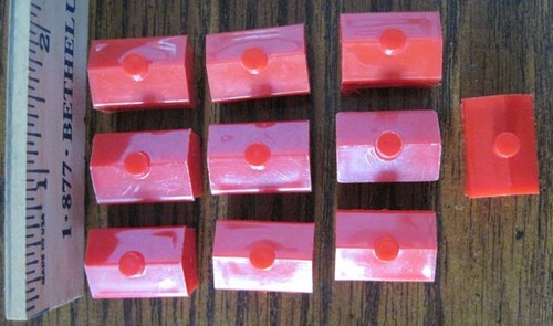 Zehn 70er Jahre Monopoly rot Hotel Spiel Ersatzteile Spielzeug Kunststoff - Bild 1 von 2