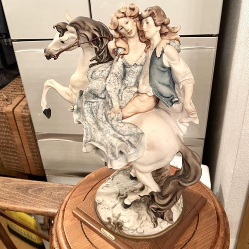 Statuina in porcellana Giuseppe Armani "Due amanti a cavallo", marcata coronata N - Foto 4 di 9
