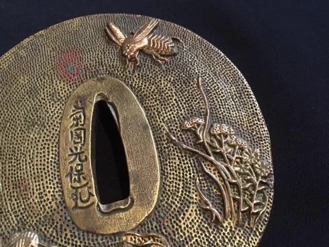 Antigua espada samurai de cobre firmada con insectos de otoño Tsuba guardia Katana de Japón Foto 3 de 4