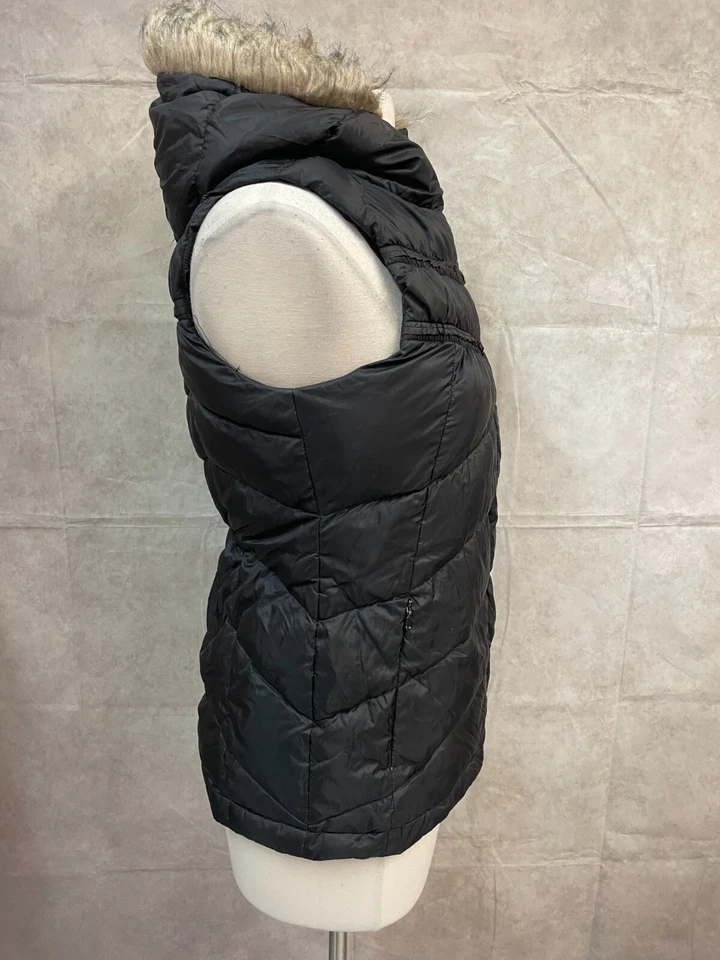 Chaleco acolchado Mondetta Puffer para mujer negro con ribete de piel sintética acolchado con capucha cremallera completa talla M Foto 4 de 4