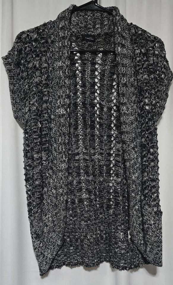 Cárdigan Rue 21 Frente Abierto Talla M ~ Gris y Negro con Plateado Metálico ~ Manga Gorra  Foto 2 de 4