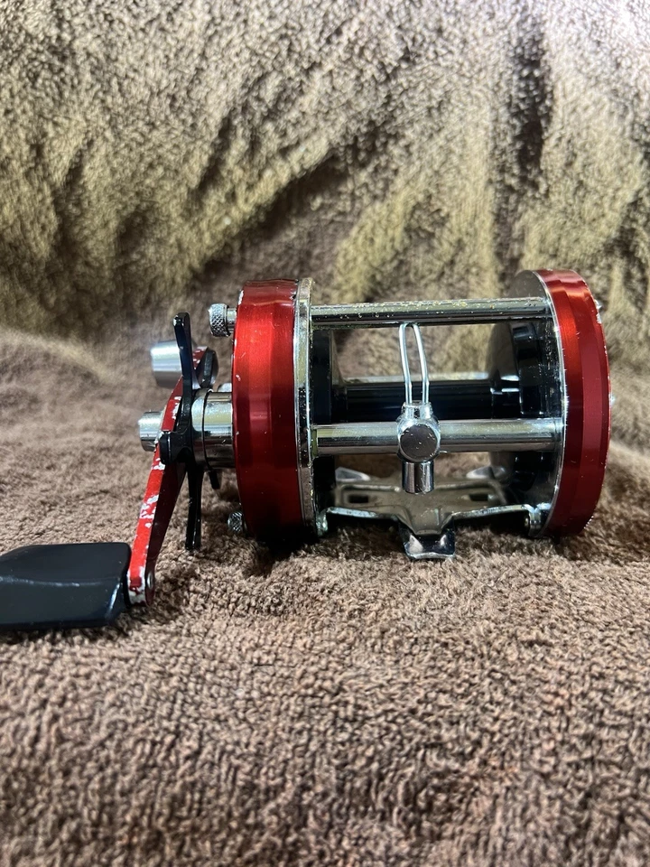 Abu Garcia Ambassadeur 7000 Rojo - Totalmente Reparado Limpio - Listo para Pescar Foto 3 de 4