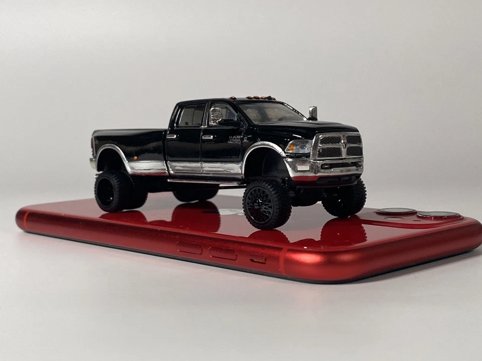 Camioneta pickup de juguete modelo diecast doble Dodge Ram 3500 personalizada/elevada I/64 Foto 2 de 4