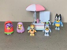 Bluey Ice Cream Stand Playset w/ Bluey Bingo Bandit  Grannies