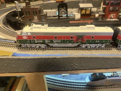 Lionel Legacy Sleigh Bell Express E8 & 21  cars 2333320 2327340 2327350 2327360