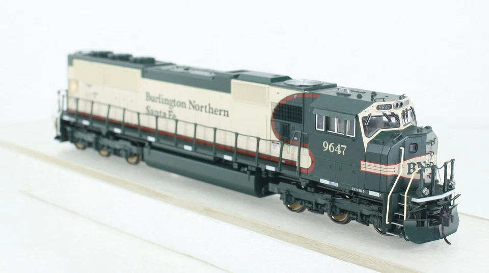 HO Scale Kato 37-6383 BNSF SD70MAC Diesel Locomotive Merger Scheme #9647 w/ DCC - Image 2 of 4