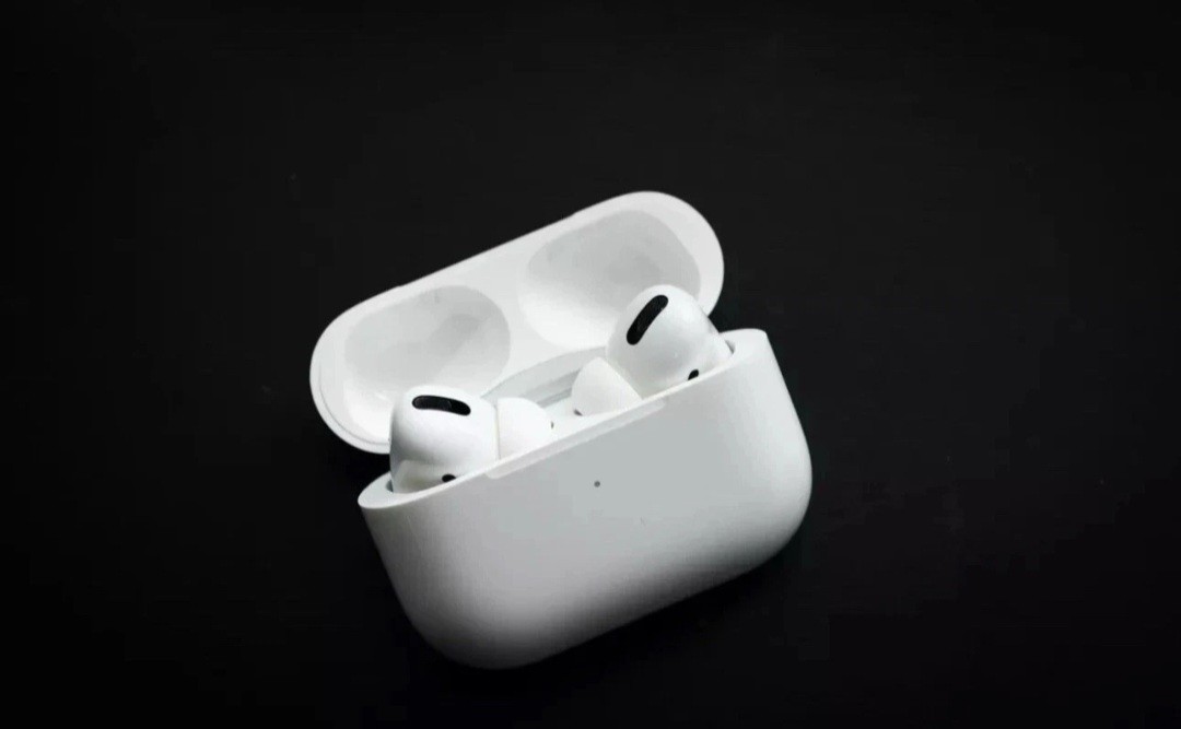 AirPods Pro 2 with USB-C Wireless Charging Case Renewed