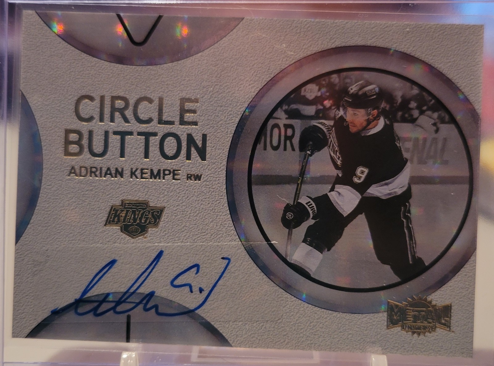 2025-26 Skybox Metal Universe ADRIAN KEMPE Circle Button AUTO CB-12 1:1600 SSP