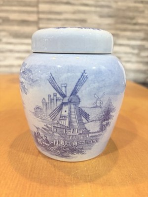 Royal Worcester Palissy Ingwerdose mit Deckel. Windmühle