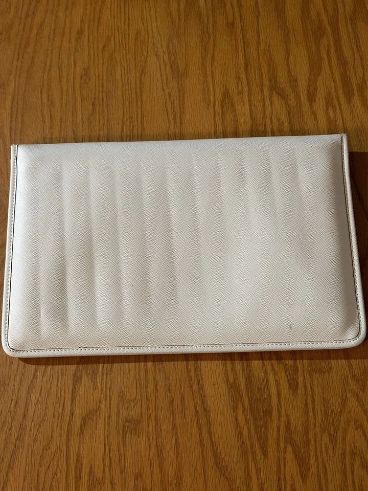 Michael Kors MacBook Air 13” funda blanca y dorada  Foto 2 de 4
