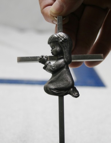 Cruz de pared colgante de peltre tono plateado para niños con niña rezando 6" - Imagen 2 de 6