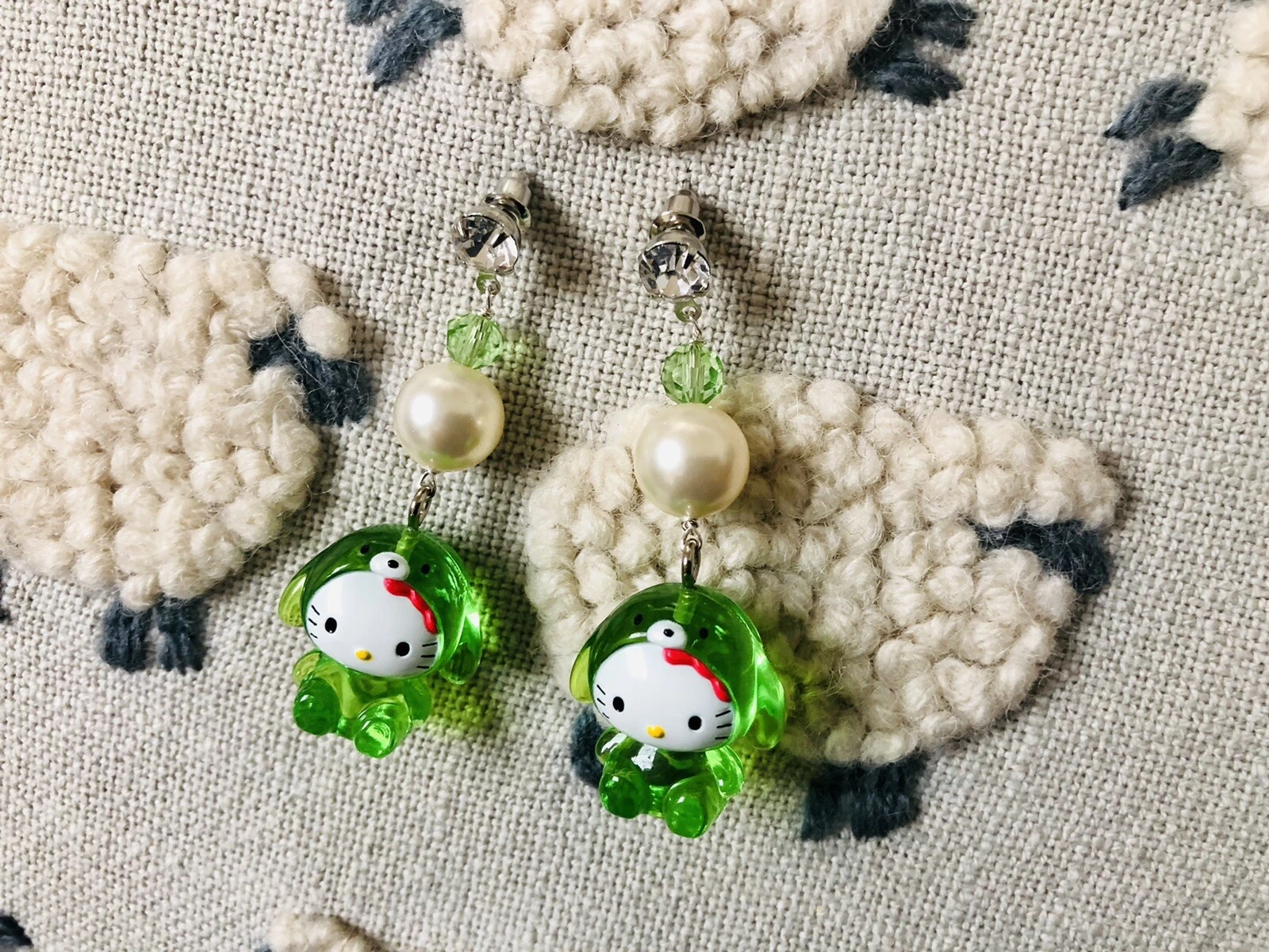 Orecchini Hello Kitty Sanrio Y2K Vintage Verde Arcobaleno Charm Swarovski Perline Divertenti