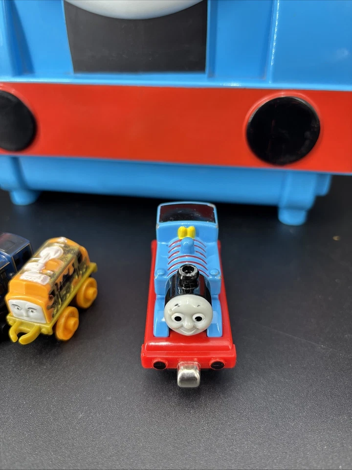 Thomas the Tank Engine brinquedo trem estojo de transporte com trilho embutido com trens - Imagem 2 de 4