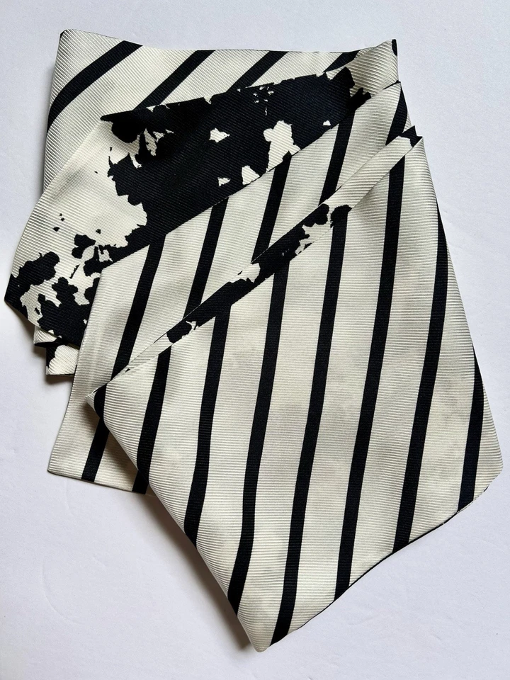 ¡NUEVO! BUFANDA FLACA 100 % SEDA BANANA REPUBLIC en Floral Blanco y Negro + Rayas Foto 3 de 4