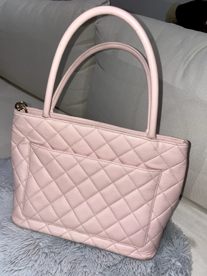 Bolso de Mano Chanel Grande Medallón Rosa Caviar Plata Logo CC Foto 4 de 4