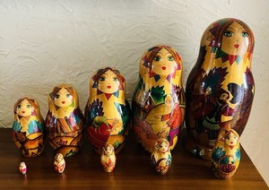 Poupée ancienne russe confortable avec du thé