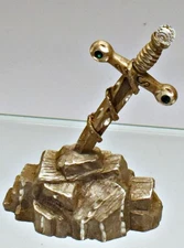 VTG Spoontiques Pewter Miniature Sword In Stone HM639 with emerald gems