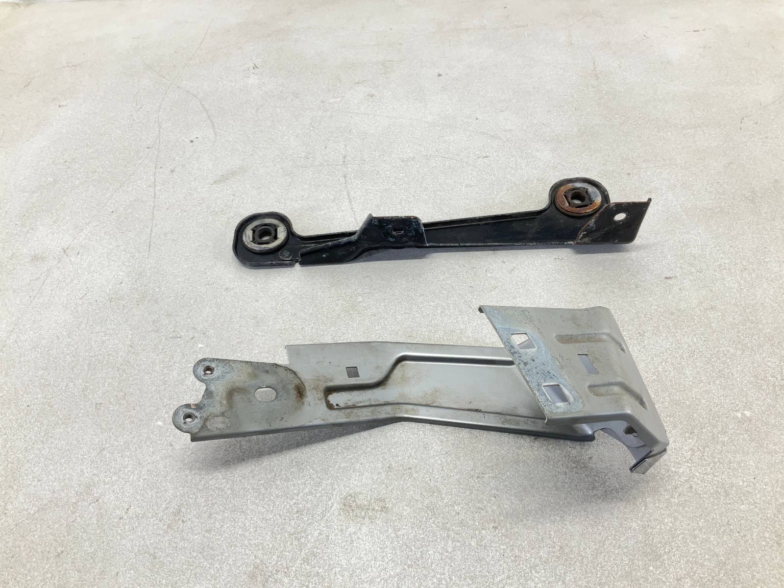 17-20 MASERATI Levante 3.0L Radiator Support Bracket Pair OEM CM