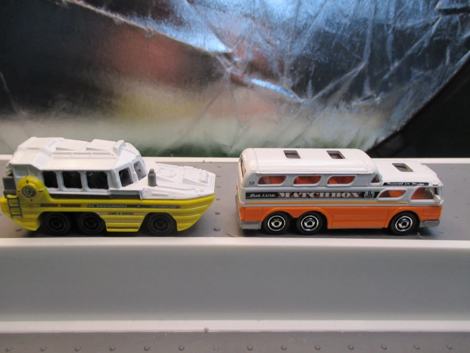 matchbox scenic cruiser GMC bus and duk- duk with plastic display box - Image 3 of 4