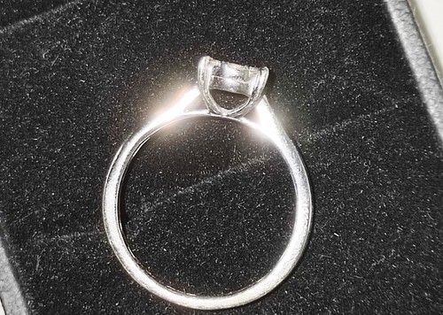 Beautiful 9ct White Gold Diamond Cluster Ring 15pts ***Value £350*** - Picture 12 of 13