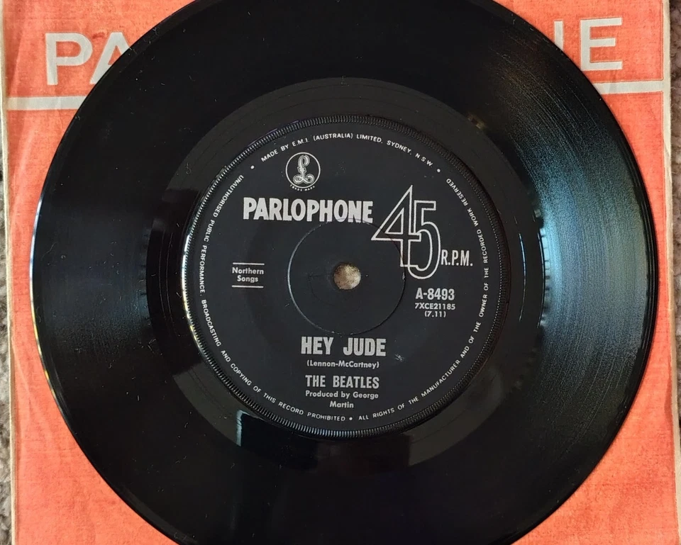The Beatles - Hey Jude/Revolution VINYL 7" Single- First Pressing - Image 2 of 3