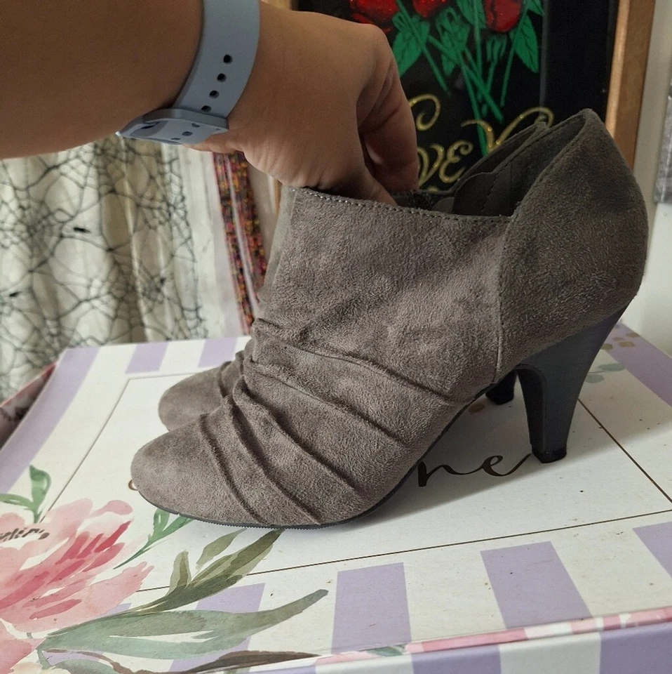 Laura Ashley gray ankle boots with heels size 7B - Image 2 of 4