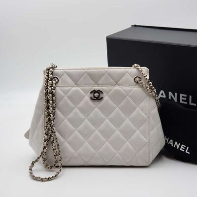 Chanel ? Authentic CHANEL CLASSIC DOUBLE FLAP BAG, LAMBSKIN LEATHER, JUMBO  main image 4