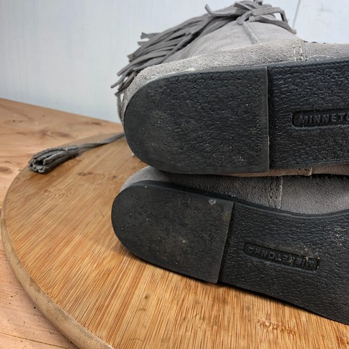 Stivali Minnetonka donna 7 mocassini donna grigio scamosciato frange 2 strati zip casual - Foto 13 di 14