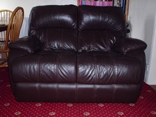 BROWN LEATHER TWO SEAT SOFA SETTEE WITH WOODEN FRAME 55 in WIDE USED