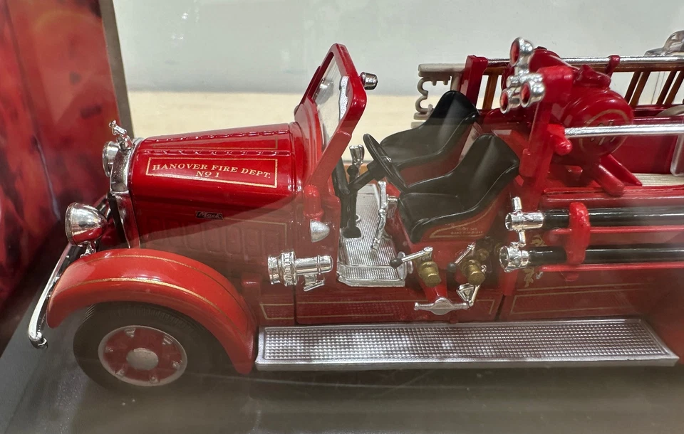 Camión de bomberos Signature Series escala 1:43 fundido a presión - Mack Type 75BX 1935 Foto 4 de 4