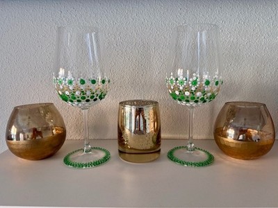Copa de vino pintada a mano con diseños de mandalas. Capacidad 68cl.Tonos verdes