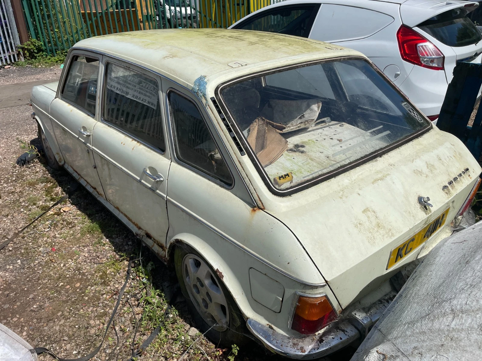 Austin Maxi 1500 Rare Car For Restoration with a ton of spares - Picture 4 of 23