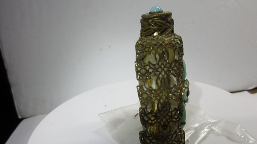 Cartera checa vintage tamaño botella de perfume de vidrio prensado filigrana de latón flor azul - Vídeo 1 de 1