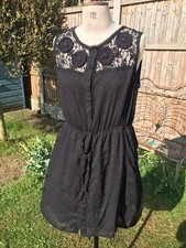 SIZE 16 BLACK HI LOW HEM DRESS TEXTURED CHIFFON & BLACK LACE APPLIQUE DRAW WAIST