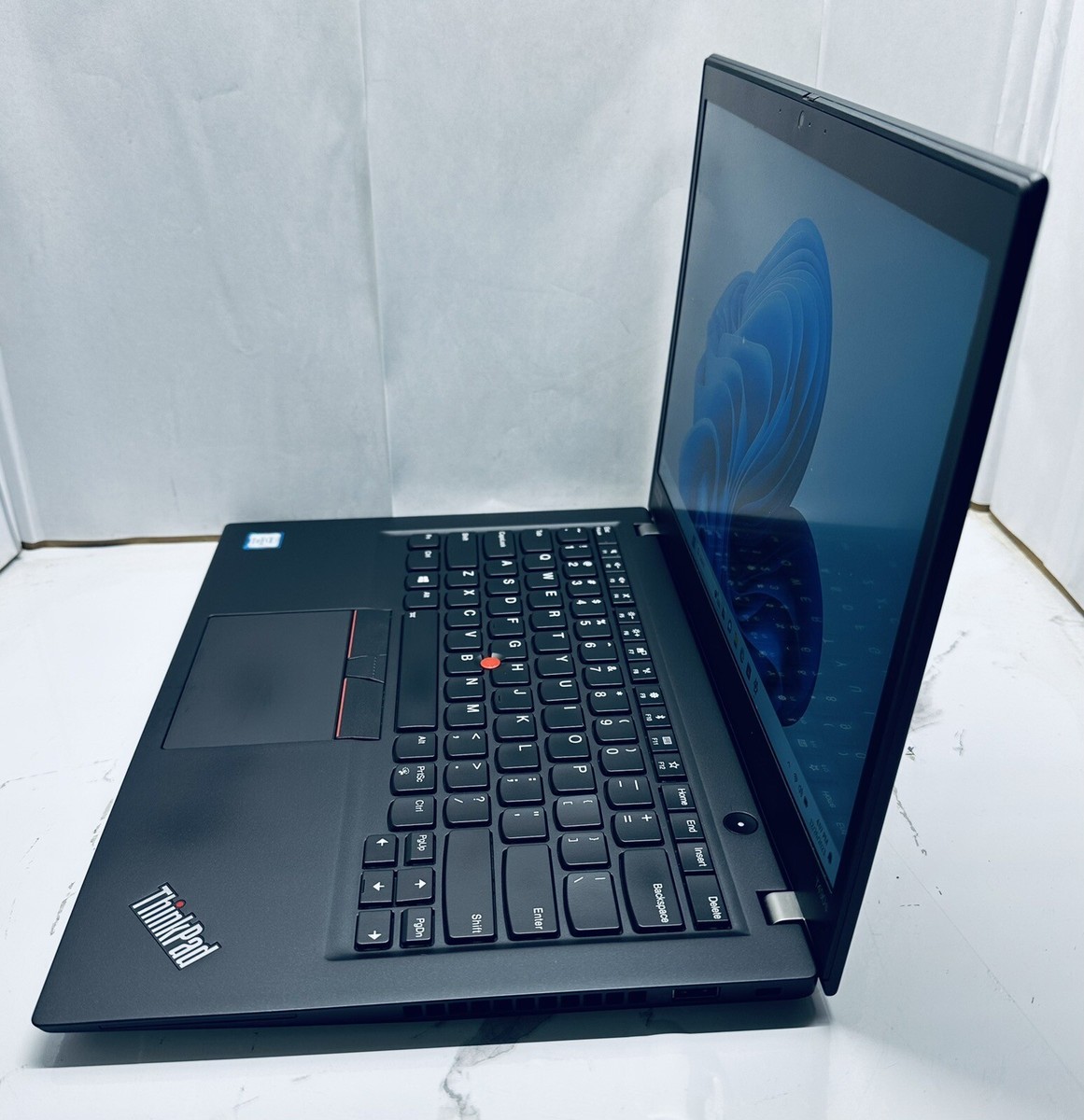 レノボ Thinkpad T490s Lenovo ThinkPad T490s | Thin, light, & packed with features